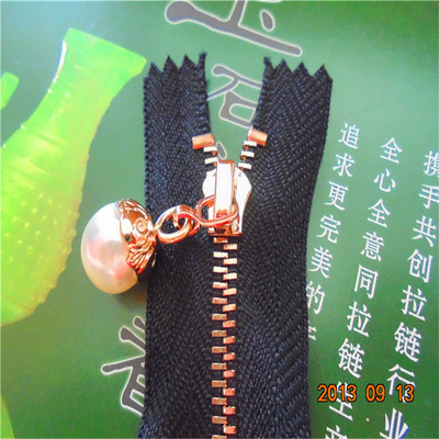 拉鏈廠家供應 高檔時裝拉鏈、玫瑰金拉鏈與珍珠鏈拉頭詳解